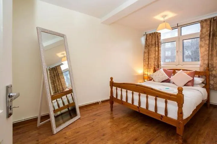 Spacious Room Near Central London With Smart Tv