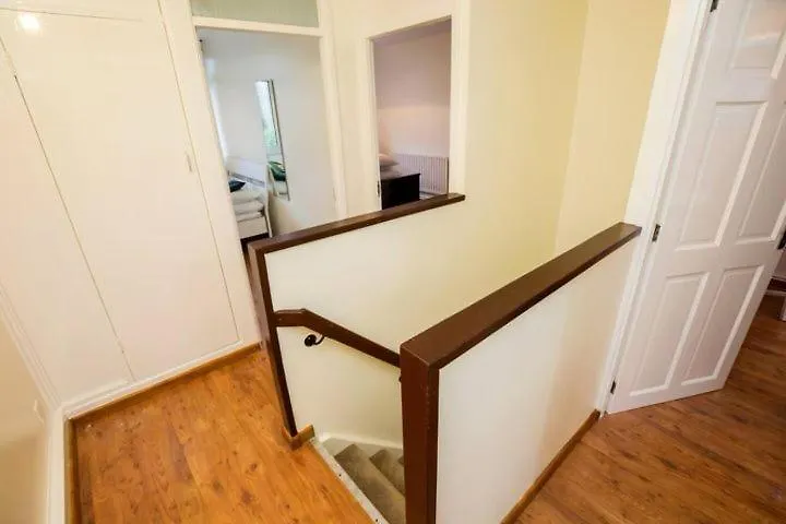 Spacious Room Near Central London With Smart Tv