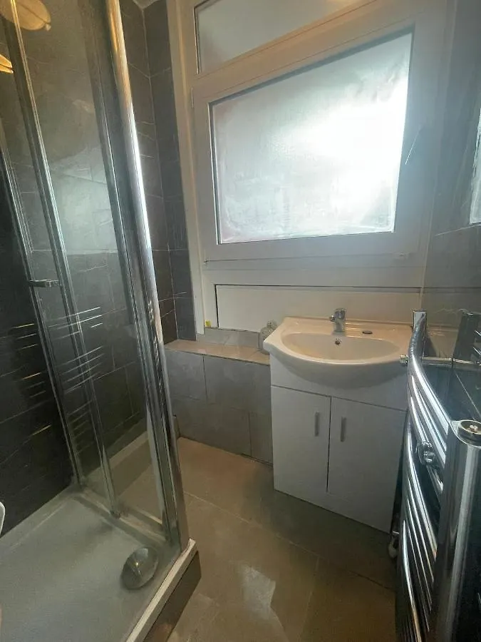 Quarto em Acomodações Particulares Spacious Room Near Central London With Smart Tv